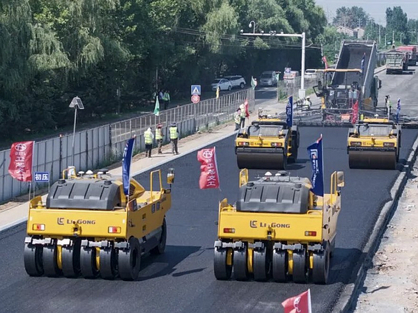 LIUGONG’s Unmanned Paving Contributes to Construction
