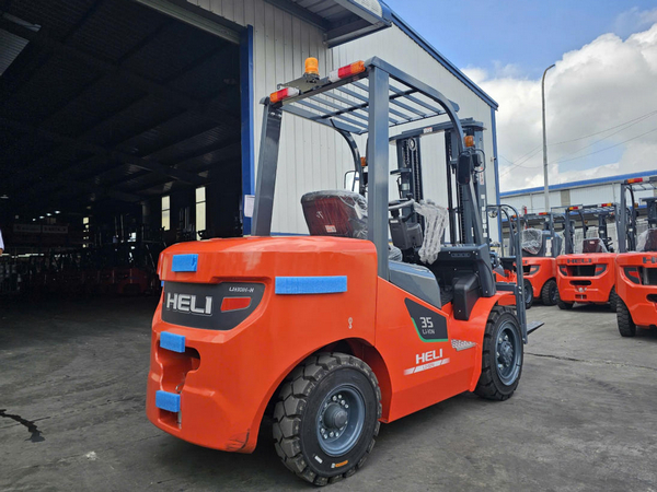 Guide to Selecting Electric Forklift Batteries and Chargers