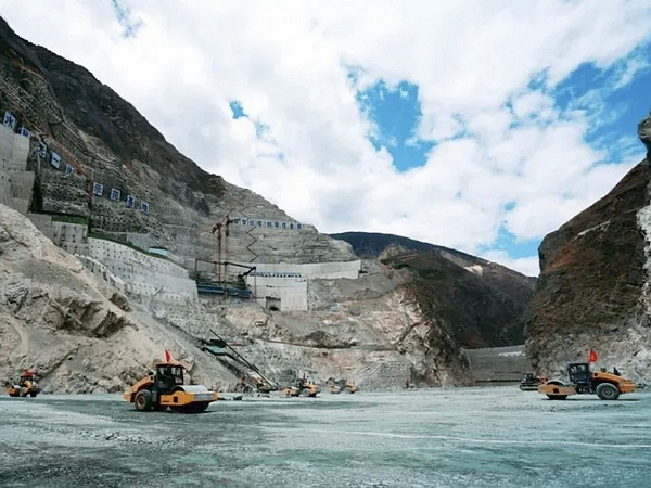 LIUGONG’s Unmanned Paving Contributes to Construction