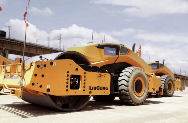 LIUGONG’s Unmanned Paving Contributes to Construction