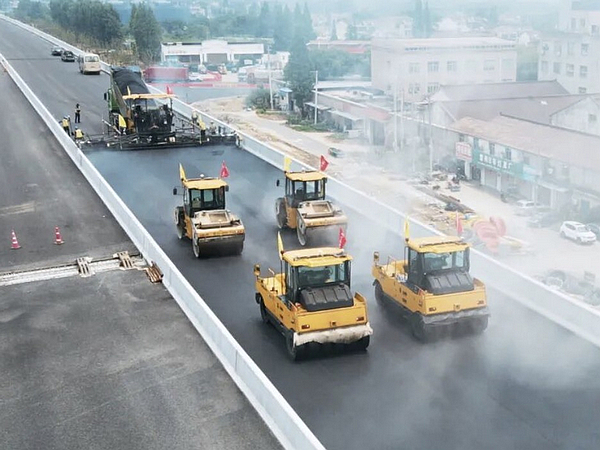 LIUGONG’s Unmanned Paving Contributes to Construction