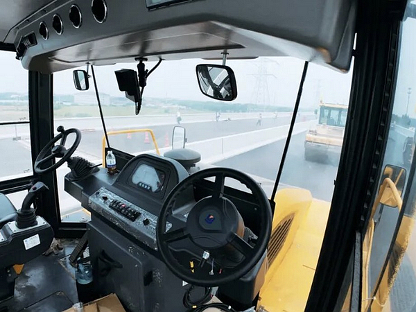 LIUGONG’s Unmanned Paving Contributes to Construction